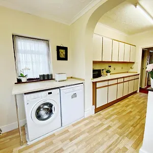 house-sleeps-9-with-parking-spaces.brighton-hotels-england.com/